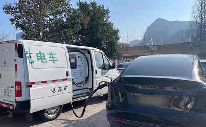 大姚汽车搭电